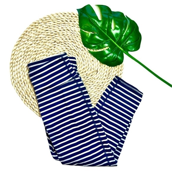 Athleta Navy Blue White Chaturanga Stripe Crop Capri Leggings Size Extra Small - Picture 16 of 17